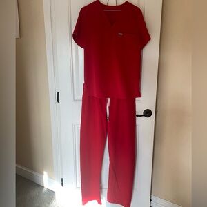 Red Figs brand scrub set